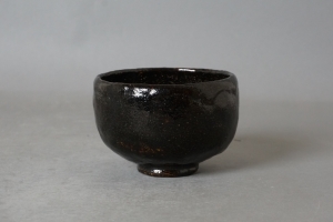 谷焼　黒茶碗　銘牡丹 (4)-2.jpg